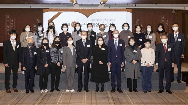 '동서문학상’ 시상식에서 수상자들이 기념촬영을 하고 있다. ⓒ 파이낸셜데일리 / 동서식품
