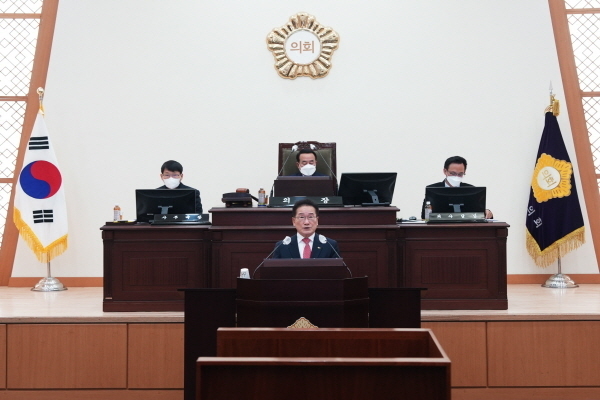 최기문 영천시장이 영천시의회 제227회 제2차 정례회 시정연설을 통해 이번년도 성과를 공유하고 내년도 시정운영 방향을 제시했다 ⓒ파이낸셜데일리/영천시