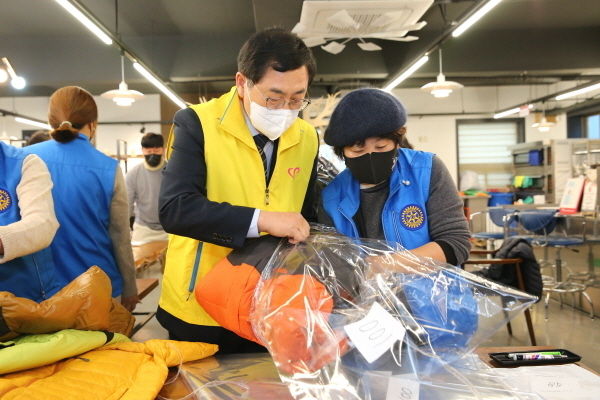  (사)경주시 종합자원봉사센터 체류 중인 외국인 근로자를 돕기 위한 겨울 외투 나누기 캠페인 ⓒ파이낸셜데일리/경주시