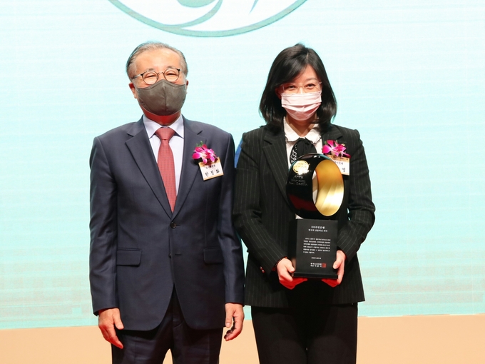 6일 서울시 중구에 위치한 신라호텔에서 개최된 '2022 한국의경영대상'에서 (왼쪽)한정화 한국능률협회컨설팅 한국의경영대상 심사위원장과 (오른쪽)오순영 KB국민은행 AI금융센터장이 기념촬영을 하고 있다. ⓒ 파이낸셜데일리 / KB국민은행