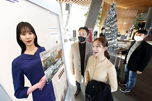 모델이 노보텔 앰배서더 서울 동대문 호텔&레지던스 1층 로비에 설치된 ‘AI 컨시어지’ 앞에서 호텔 서비스 안내를 받는 모습. ⓒ 파이낸셜데일리 / KT