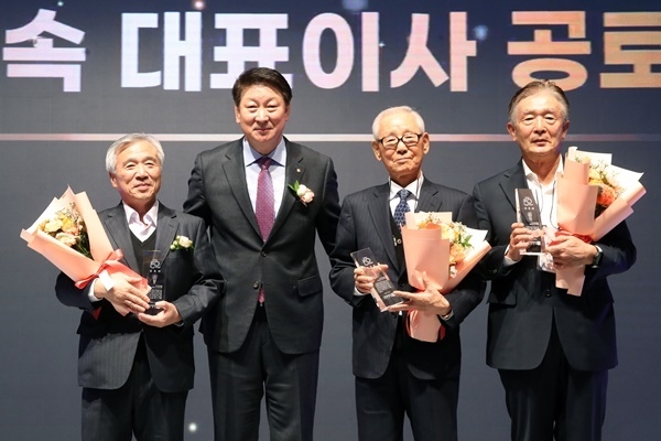 업계 장기근속 대표이사 시상 후 기념촬영을 하고 있다. (좌측부터 민국저축은행 양형근 대표이사, 오화경 저축은행중앙회장, 이정일 대명저축은행 대표이사, 유석현 스카이저축은행 대표이사). ⓒ 파이낸셜데일리 / 저축은행중앙회