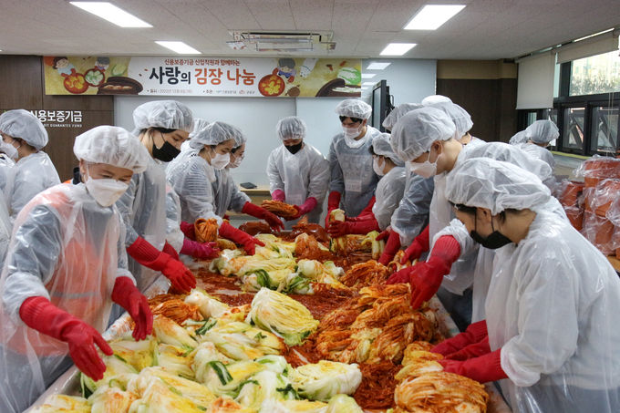 신용보증기금 신입직원들이 8일 구로구 소재 신보 인재개발센터에서 소외계층에게 전달할 '사랑의 김장 김치'를 담그고 있다. ⓒ 파이낸셜데일리 / 신용보증기금