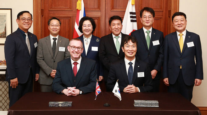 업무협약식에 참석한 각 기관의 대표자들이 함께 기념촬영을 하고 있다. 사진 앞줄 왼쪽부터 콜린 크룩스(Colin Crooks) 주한영국대사, 이복현 금융감독원장. 사진 뒷줄 왼쪽부터 권희백 한화투자증권 대표이사, 남이현 한화솔루션 대표이사, 김은미 이화여자대학교 총장, 함영주 하나금융그룹 회장, 손병환 NH농협금융지주 회장, 편정범 교보생명 대표이사 ⓒ 파이낸셜데일리 / 하나금융지주
