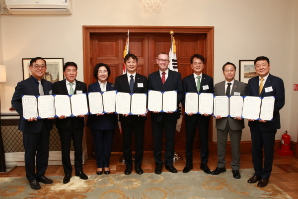 서울 중구 주한 영국대사관에서 금융감독원과 영국대사관, 이화여자대학교 및 국내 주요 기업 대표들이 기후리스크 관리모형 개발을 위한 업무협약을 체결하고 기념촬영을 하고 있다. 왼쪽부터 권희백 한화투자증권 대표이사, 함영주 하나금융그룹 회장, 김은미 이화여자대학교 총장, 이복현 금융감독원장, 콜린 크룩스 주한영국대사, 손병환 NH농협금융지주 회장, 남이현 한화솔루션 대표이사, 편정범 교보생명 대표이사. ⓒ 파이낸셜데일리 / 교보생명
