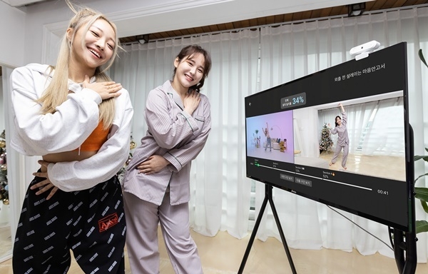 원밀리언댄스 소속 안무가 에이미 팍(amy park)이 지니 TV의 원밀리언 홈댄스(1M HomeDance) AI 코칭 튜토리얼 서비스 체험을 돕고 있는 모습. ⓒ 파이낸셜데일리 / KT