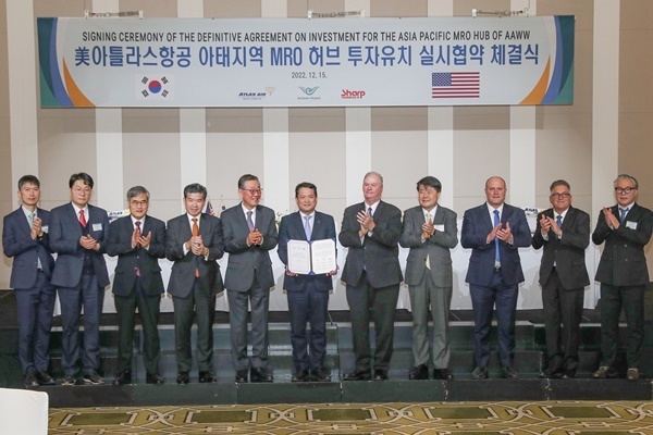 인천공항 항공정비(MRO) 허브 실시협약 체결식후 기념 촬영을 하고 있다. ⓒ 파이낸셜데일리 / 인천국제공항공사