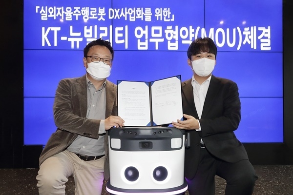 이상호 KT AI Robot사업단장(왼쪽)과 이상민 뉴빌리티 대표가 기념사진 촬영하고 있다. ⓒ 파이낸셜데일리 / KT