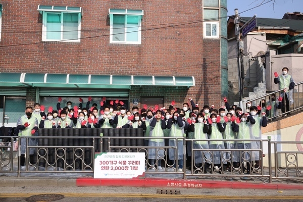 9일 오후 인천 만석동 일대에서 진행된 ‘괭이부리말 산타들 봉사활동’에서 인천국제공항공사 이희정 부사장을 비롯한 인천광역시자원봉사센터 및 인천공항 합동 자원봉사단 봉사자 80여명이 함께 기념촬영을 하고 있다. ⓒ 파이낸셜데일리 / 인천공항공사