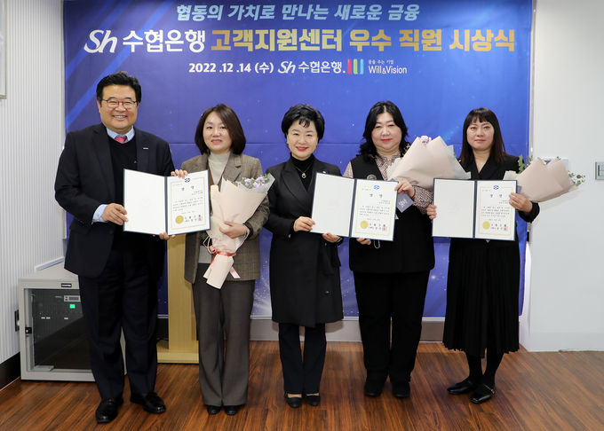 취임 한달을 앞둔 강신숙 Sh수협은행장이 적극적인 현장중심 소통경영을 펼치고 있다. 사진은 강신숙 은행장이 지난 14일, 서울시 마포구 수협은행 고객지원센터를 찾아 우수직원들과 기념촬영을 하는 모습. ⓒ 파이낸셜데일리 / Sh수협은행