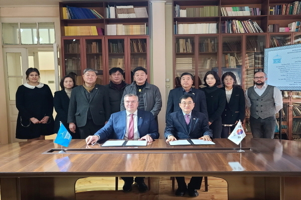 실크로드 대표 거점 도시인 우즈베키스탄 사마르칸트를 찾은 주낙영 경주시장이 우마로프 파즐리딘 시장을 만나 양 도시 간 우호 관계를 다지고 있다. ‘ⓒ파이낸셜데일리/경주시