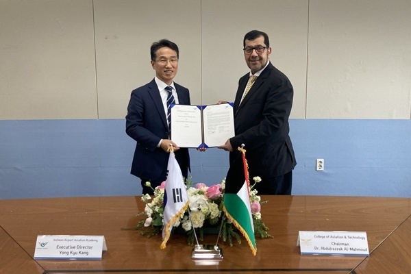 3일 오전 인재개발원에서 열린 인천공항공사-쿠웨이트 항공기술대학교 교육협력 업무협약 체결식에서 인천국제공항공사 강용규 인재개발원장(왼쪽), 쿠웨이트 항공기술대학교 압둘라작 알마흐무드(Abdulrazzak Almahmoud) 총장(오른쪽)이 협약 체결 후 함께 기념촬영을 하고 있다. ⓒ 파이낸셜데일리 / 인천국제공항공사