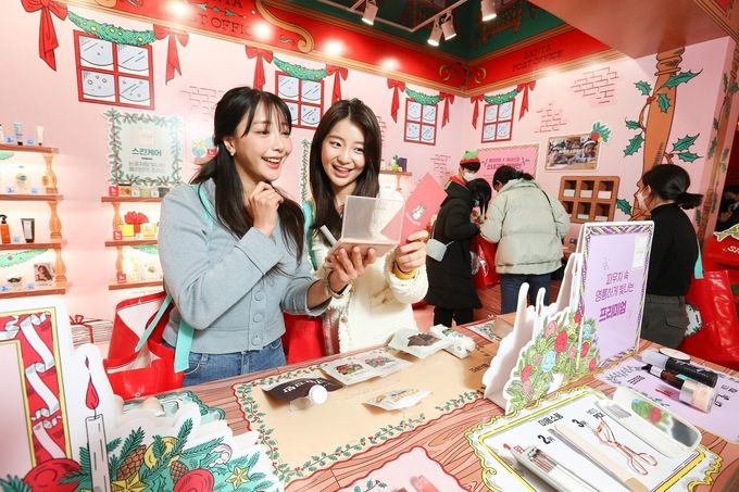 지난 14일~18일 열린 ‘2022 올리브영 어워즈&페스타’에 방문한 고객들이 다양한 상품을 체험해 보고 있는 모습 ⓒ 파이낸셜데일리 / CJ올리브영