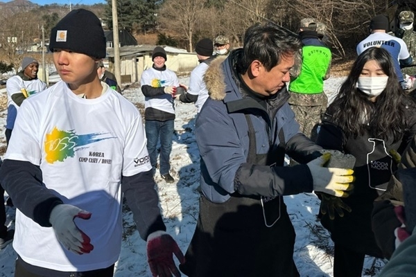 주한미군 제8군과 육군 제5사단의 장병 및 모다모다 임직원들이 포천 시내 에너지 취약 가구들을 찾아 연탄 나눔행사를 하고 있다. ⓒ 파이낸셜데일리 / 모다모다