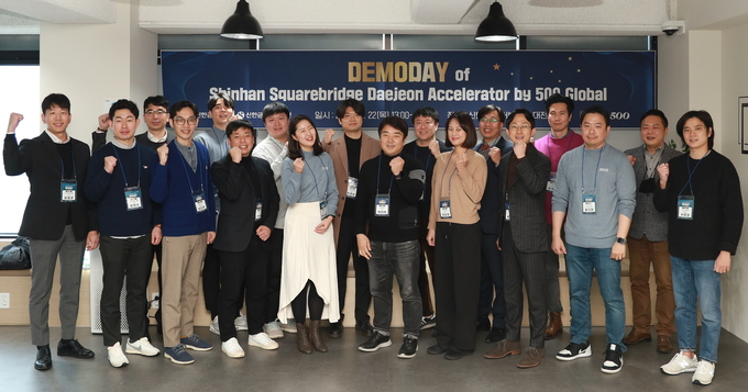 신한금융그룹(회장 조용병)은 22일 대전 유성구 궁동에 위치한 『신한 스퀘어브릿지 대전』에서 액셀러레이팅 1기 데모데이 행사를 개최했다고 밝혔다. 이날 행사에 참석한 스타트업 관계자들이 기념촬영을 하고 있다. ⓒ 파이낸셜데일리 / 신한금융그룹