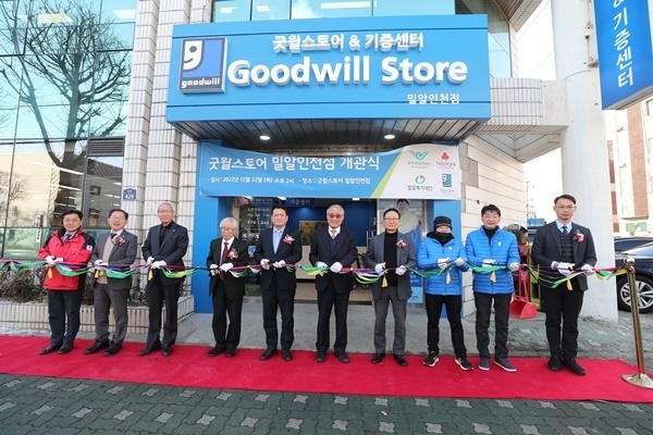 인천국제공항공사 김경욱 사장(왼쪽에서 다섯 번 째)과 나눔국민운동본부 손봉호 대표(왼쪽에서 네 번 째), 밀알복지재단 홍정길 이사장(왼쪽에서 여섯 번 째), 홍영표 국회의원(왼쪽에서 일곱 번 째) 및 관계자들이 함께 기념촬영을 하고 있다. ⓒ 파이낸셜데일리 / 인천국제공항공사