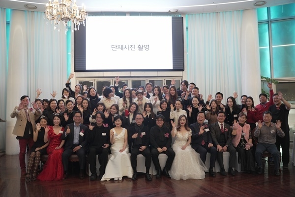 '2022년 대한민국감성색채디자인협회 연말 시상식'에 참석한 참가자들이 단체 사진을 찍고 있다. ⓒ 파이낸셜데일리 / 대한민국감성색채디자인협회