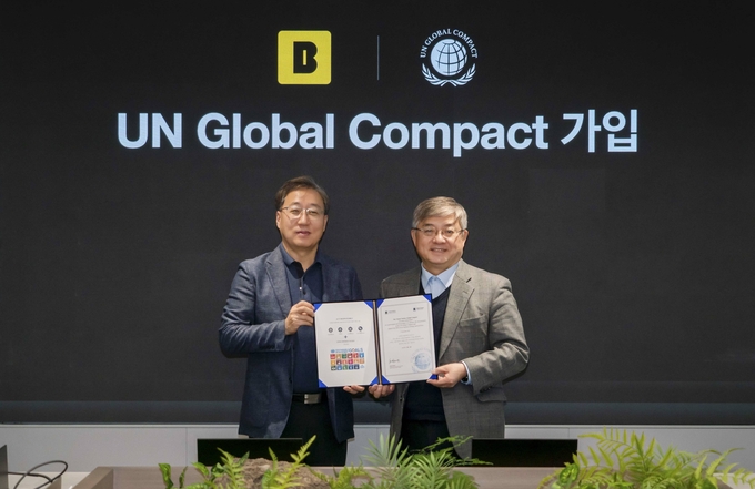 윤호영 카카오뱅크 대표이사(왼쪽)가 유연철 UNGC 한국 협회 사무총장(오른쪽)과 함께 지난 23일 성남시 분당구 카카오뱅크 판교오피스에서 열린 UNGC 가입 증서 전달식에 참석해 기념 촬영을 하고 있다. ⓒ 파이낸셜데일리 / 카카오뱅크