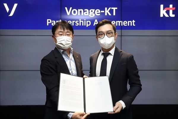 26일 진행된 보니지와의 협력 체결식 이후 KT 민혜병 Enterprise서비스DX본부장(왼쪽)과 보니지 존 리 아시아태평양 대표가 기념촬영을 하는 모습. ⓒ 파이낸셜데일리 / KT