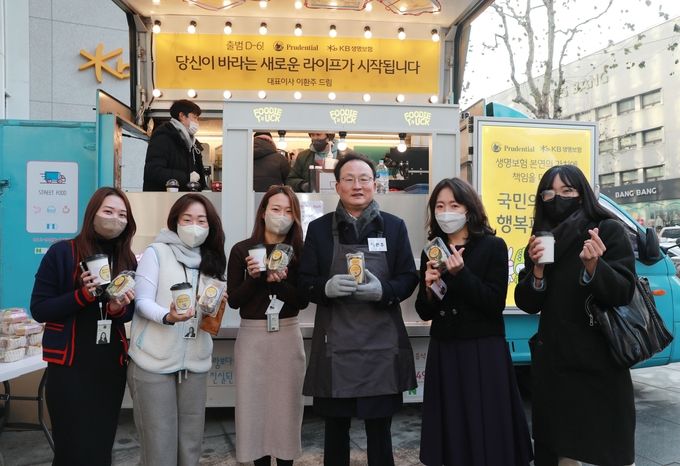 KB라이프타워 입주를 환영하며 ‘웰컴데이’를 진행, 이환주 대표이사 후보(오른쪽 세번째)가 임직원들에게 직접 음료와 간식을 나눠주며 임직원들과 소통의 시간을 가졌다. ⓒ 파이낸셜데일리 / KB라이프생명