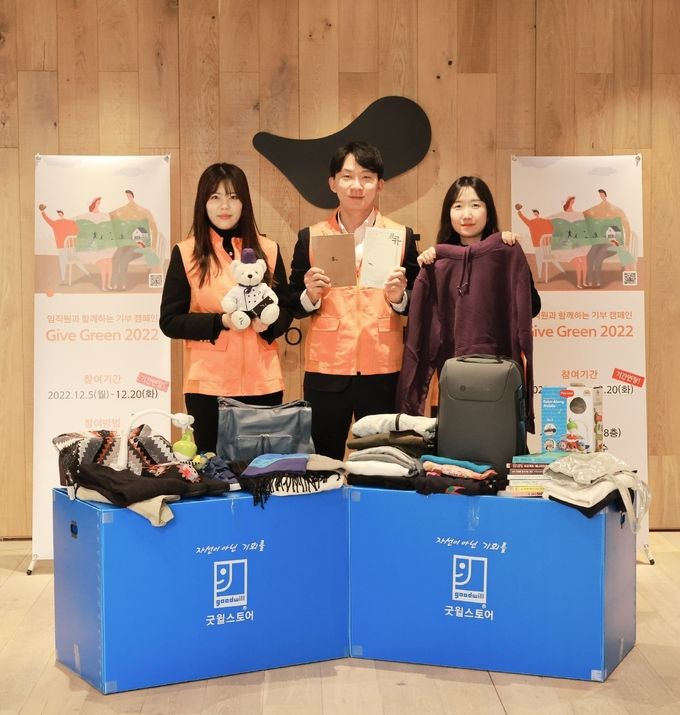 한화생명 직원들이 28일(수) 기증 물품을 들고 기념촬영을 하고 있다. ⓒ 파이낸셜데일리 / 한화생명