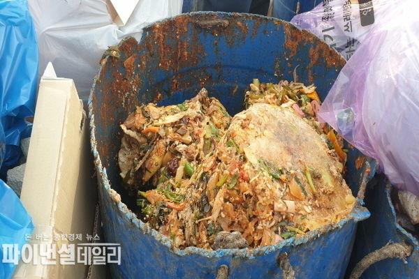  음식물 수거차량이 아닌 일반 차량으로 수거한 차량 ⓒ파이낸셜데일리/박미화 기자