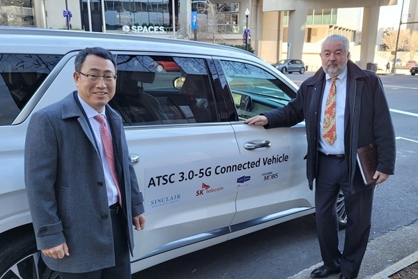 유영상 SKT CEO(사진 왼쪽)와 데이비드 스미스 싱클레어 회장(사진 오른쪽)이 워싱턴 D.C. 인근 알링턴 지역에서 ATSC 3.0 규격의 실시간 서비스 시연을 지켜보고 있다. ⓒ 파이낸셜데일리 / SKT