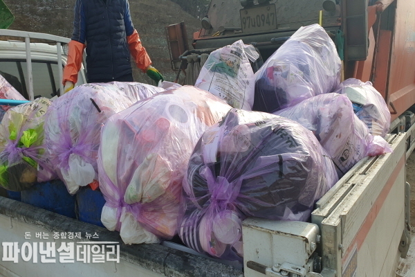  '농협 구미 교육연수원'에서 분리수거도 안된 쓰레기가 종량제봉투에 담겨 배출 ⓒ파이낸셜데일리/박미화 기자