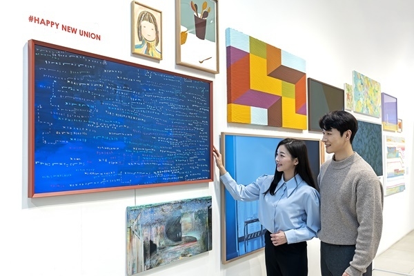 삼성전자 모델이 현대미술 작가들의 축제 '2022 유니온 아트페어'에서 라이프스타일 TV '더 프레임'을 활용한 디지털 아트 작품을 소개하고 있다. ⓒ 파이낸셜데일리 / 삼성전자