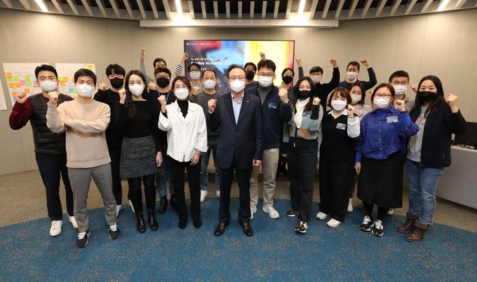 이환주 대표이사 후보(중앙)가 양사 임직원들과 콤비워크숍에 참석해 임직원들을 격려했다. ⓒ 파이낸셜데일리 / KB라이프생명