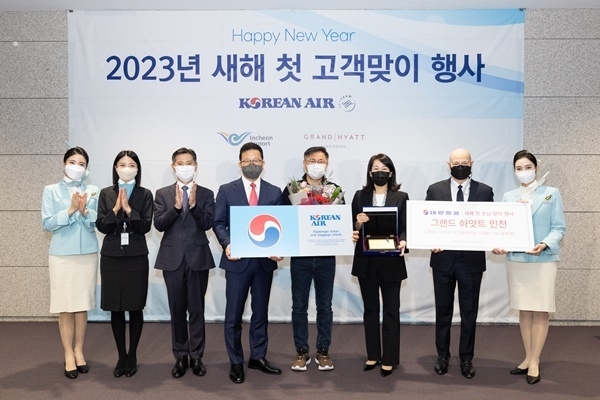 사진은 인천국제공항공사 윤선희 터미널운영처장(사진 왼쪽에서 여섯 번째), 환영여객(사진 왼쪽에서 다섯 번째) 및 대한항공 송보영 여객사업본부장(사진 왼쪽에서 네 번째)이 관계자들과 함께 기념촬영을 하고 있는 모습. ⓒ 파이낸셜데일리 / 인천국제공항공사