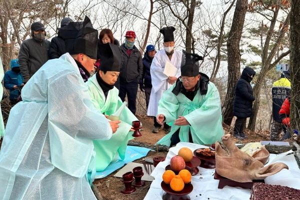  새해 첫날 일출 시각에 맞춰 고위산(남산)에서 ‘2023년 신년무사 기원제’ⓒ파이낸셜데일리/경주시