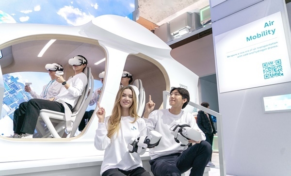 SKT 모델들이 SK전시관에서 사피온 반도체가 기체 운항을 지원하고, 신재생 에너지 가상 발전소가 전력을 공급하는 도심항공교통(UAM) 기술을 소개하고 있다. ⓒ 파이낸셜데일리 / SKT