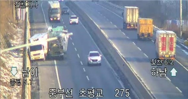 2021년 1월 8일 중부고속도로 일죽IC 부근에서 갓길에 고장으로 정차중인 4.5톤 화물차량을 5톤 화물차량이 졸음운전(추정)으로 충격한 사고 장면.. ⓒ 파이낸셜데일리 / 한국도로공사