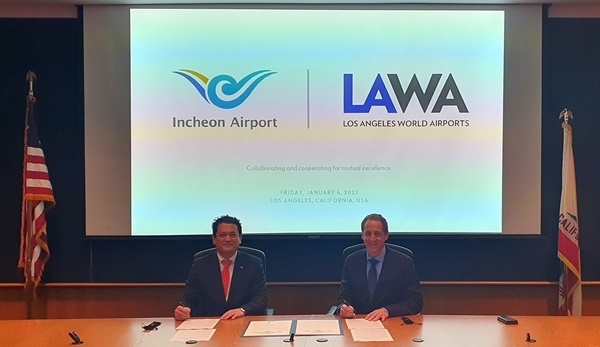인천국제공항공사 김경욱 사장(사진 왼쪽)과 LAWA 저스틴 엘바치(Justin Erbacci) 사장(사진 오른쪽)이 협정 체결 후 함께 기념촬영을 하고 있는 모습. ⓒ 파이낸셜데일리 / 인천국제공항공사