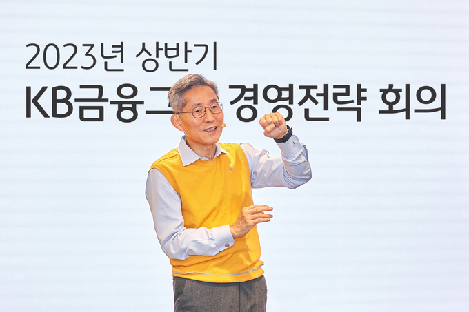KB금융그룹 윤종규 회장이 『2023년 상반기 그룹 경영전략회의』에서 경영진 대상으로 특강을 하고 있다. 
