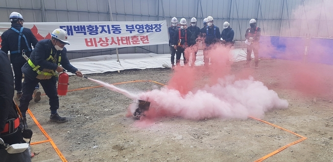 강원도 태백 황지동 부영아파트 공사현장에서 현장 임직원들이 비상사태 훈련을 하고 있는 모습 ⓒ 파이낸셜데일리 / 부영그룹