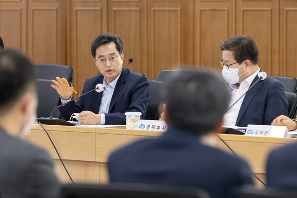 김동연 경기지사가 11일 경기도청에서 주간 실국장 회의를 주재하고 있다. ⓒ 파이낸셜데일리 / 경기도청