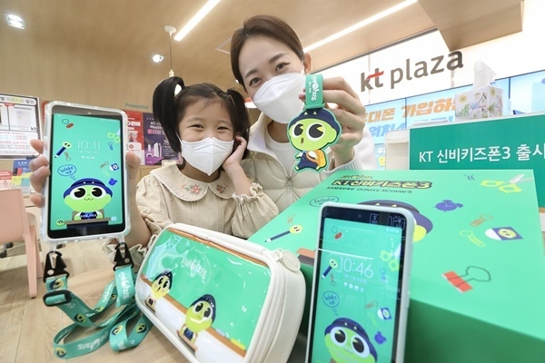 모델이 KT가 출시하는 ‘KT 신비 키즈폰3’을 소개하고 있다. ⓒ 파이낸셜데일리 / KT
