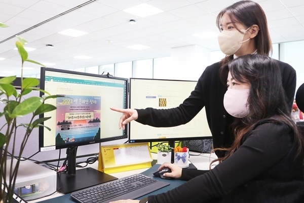 삼성전자 직원들이 '2023 설 맞이 온라인 장터' 판매 제품을 둘러보며 동료들과 이야기를 나누고 있다. ⓒ 파이낸셜데일리 / 삼성