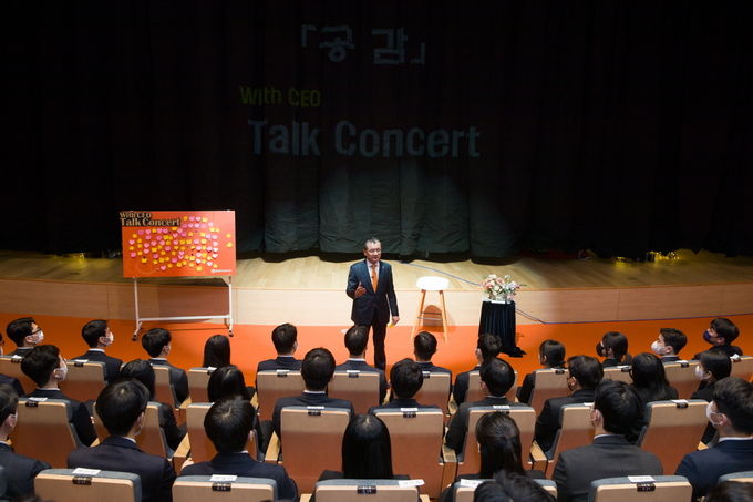 한화생명 여승주 대표가 한화생명 라이프 파크(Life Park)에서 신입사원을 대상으로 ‘공감’ with CEO 토크 콘서트를 진행하고 있는 모습 ⓒ 파이낸셜데일리 / 한화생명
