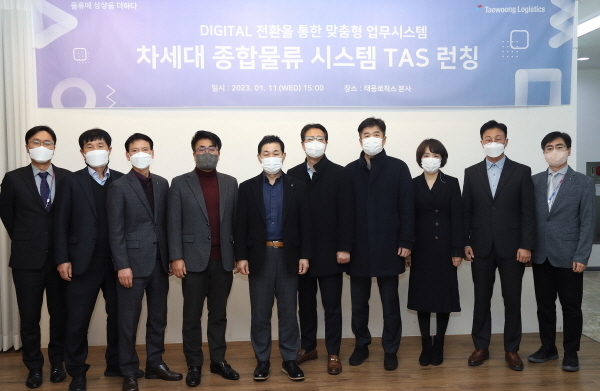 왼쪽부터 권종민 부장 IT전략팀장, 박위동 전무 프로젝트사업본부장, 최홍식 전무 경영지원본부장, 조용준 사장, 한재동 회장(대표이사), 김정년 부사장 탱크사업본부장, 김영래 전무 국제물류사업본부장, 박정아 상무 물류운영사업본부장, 신완용 전무 글로벌사업본부장, 강성운 부장 IT전략팀 ⓒ 파이낸셜데일리 / 태웅로직스