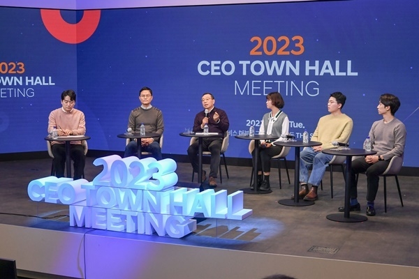 조성환 현대모비스 사장(왼쪽 세번째)이 17일 열린 현대모비스 ‘CEO 타운홀 미팅’에서 임직원 패널들과 이야기를 나누고 있다. ⓒ 파이낸셜데일리 / 현대모비스