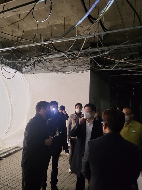 오병권 경기도 행정1부지사가 NC백화점 야탑점 현장을 점검하고 있다. ⓒ 파이낸셜데일리 / 경기도