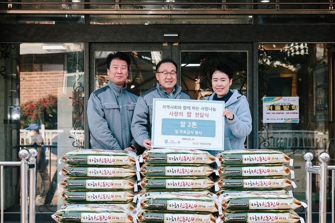 광주시 동구노인회관에서 광주지역 취약계층 어르신을 위한 쌀 2톤 기부 및 무료급식 봉사활동을 진행했다. (왼쪽부터) 김기호 광주화정아이파크 건축공구장, 신왕섭 HDC현대산업개발 상무, 주리애 광주시 동구노인종합복지관장 ⓒ 파이낸셜데일리 / HDC현대산업개발