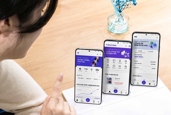SK텔레콤 홍보모델이 단순 고객 서비스 접점 채널에서 SKT 관련 정보 허브 및종합 포털로 새롭게 변신한 모바일 T월드를 소개하고 있다. ⓒ 파이낸셜데일리 / SKT