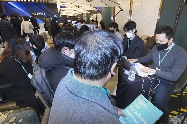18일 서울 송파구 소피텔 앰배서더 서울 KT 에이블스쿨 잡페어 현장에서 에이블스쿨 2기 교육생들이 채용 정보를 얻고 있는 모습. ⓒ 파이낸셜데일리 / KT 