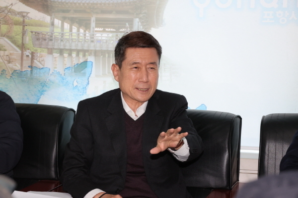 이강덕 포항시장 시청 브리핑룸을 방문해 지난 3일부터 17일까지 방문단과 함께 미국을 방문한 성과와 시사점을 설명 ⓒ파이낸셜데일리/포항시