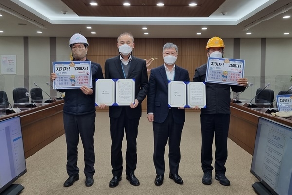 지난 18일 공사 대회의실에서 열린 ‘인천공항 시설관리 안전‧청렴 결의대회’에서 인천국제공항공사 전형욱 본부장(사진 왼쪽에서 세 번째)과 인천공항시설관리(주) 안일형 본부장(사진 왼쪽에서 두 번째)이 결의문 선서 후 기념촬영을 하고 있다. ⓒ 파이낸셜데일리 / 인천국제공항공사