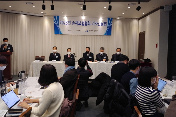손해보험협회 간담회에서 기자들의 질문에 답변 하는 손해보험협회 관계자 ⓒ 파이낸셜데일리 / 정경춘 기자